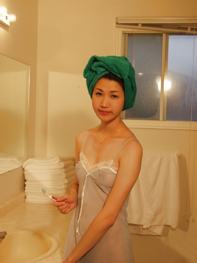 Korean Girl At Home 1 of 13 pics