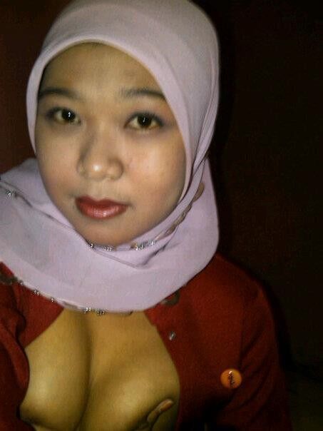 Indonesian Jilbab Menggoda 11 of 18 pics