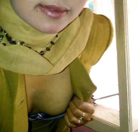 Indonesian Jilbab Menggoda 1 of 18 pics