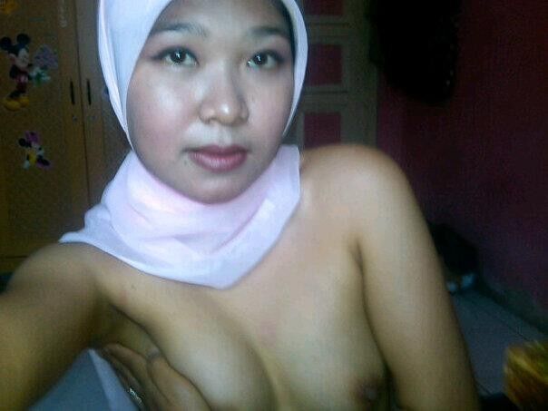 Indonesian Jilbab Menggoda 8 of 18 pics