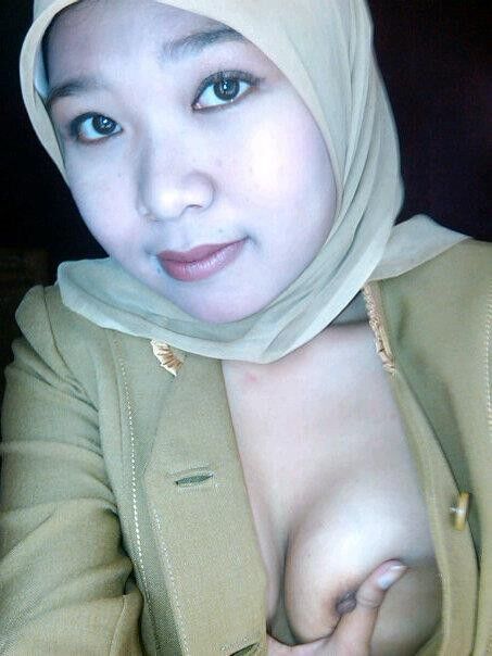 Indonesian Jilbab Menggoda 12 of 18 pics