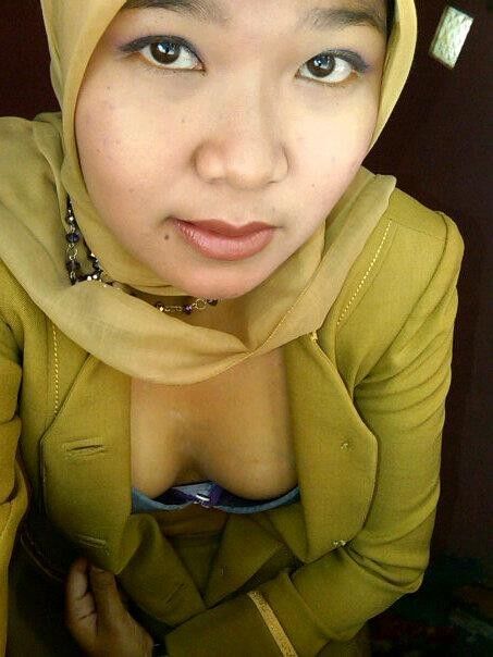 Indonesian Jilbab Menggoda 5 of 18 pics