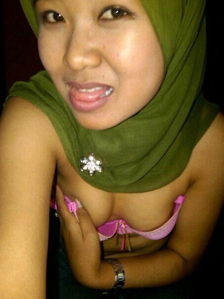 Indonesian Jilbab Menggoda 2 of 18 pics