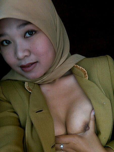 Indonesian Jilbab Menggoda 6 of 18 pics