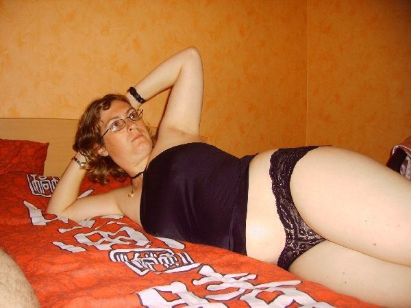 Girlfriend Posing on Bed 15 of 28 pics