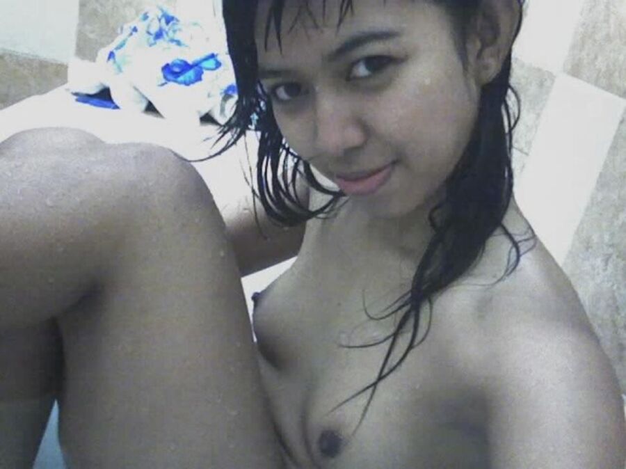 Indonesian Girl - Nyoba Motorolla Razer 4 of 5 pics