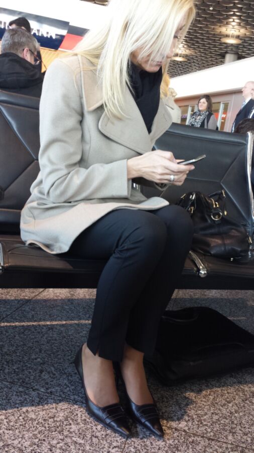 Voyeuy Another Pantyhose Milf At The Airport