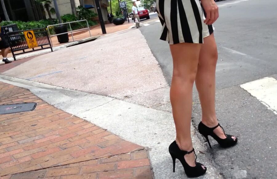 Free porn pics of Damn sexy downtown legs! 11 of 21 pics
