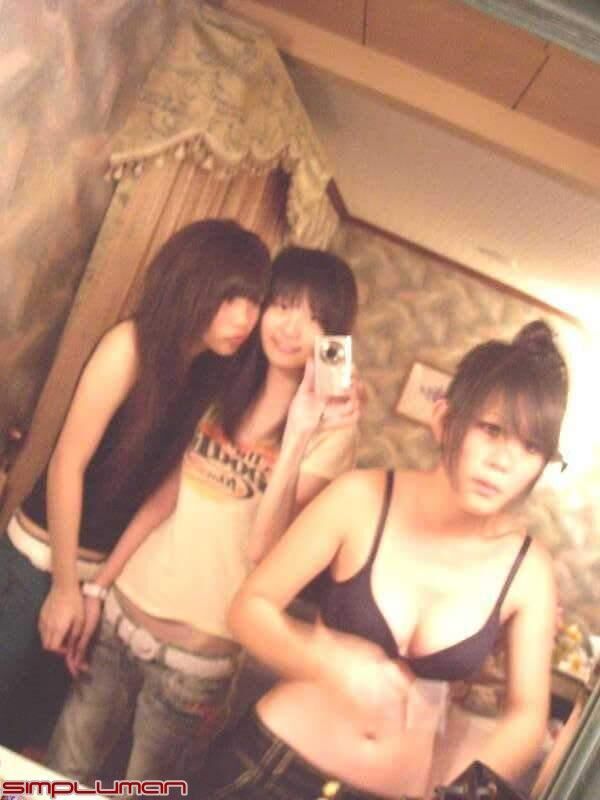 Indonesian - Chinese Girls - Vivi And Friends 1 of 10 pics