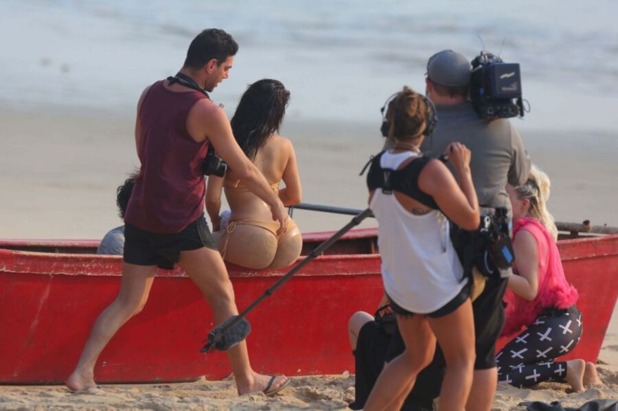 Kim Kardashian brings big ass to Thailand 7 of 31 pics
