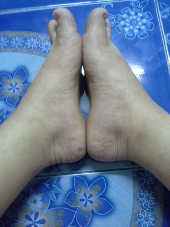 Thai MILF Pussy and Feet 5 of 9 pics