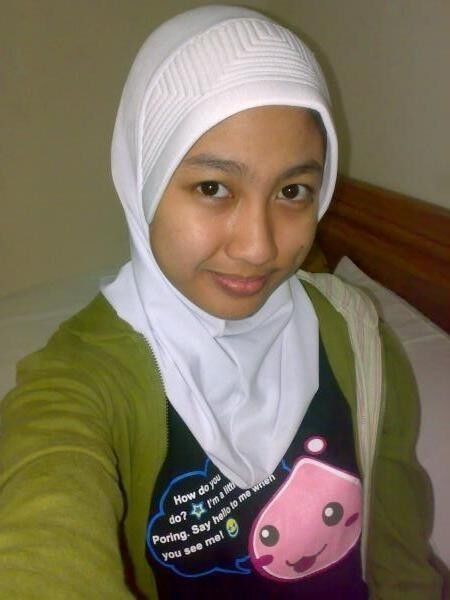 Cute Malay Hijab Girl Showing Off 1 of 7 pics
