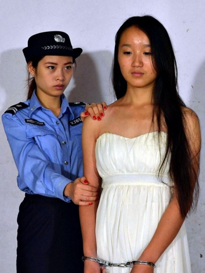 Chinese Policewomen - Criminal Suspects 10 of 120 pics