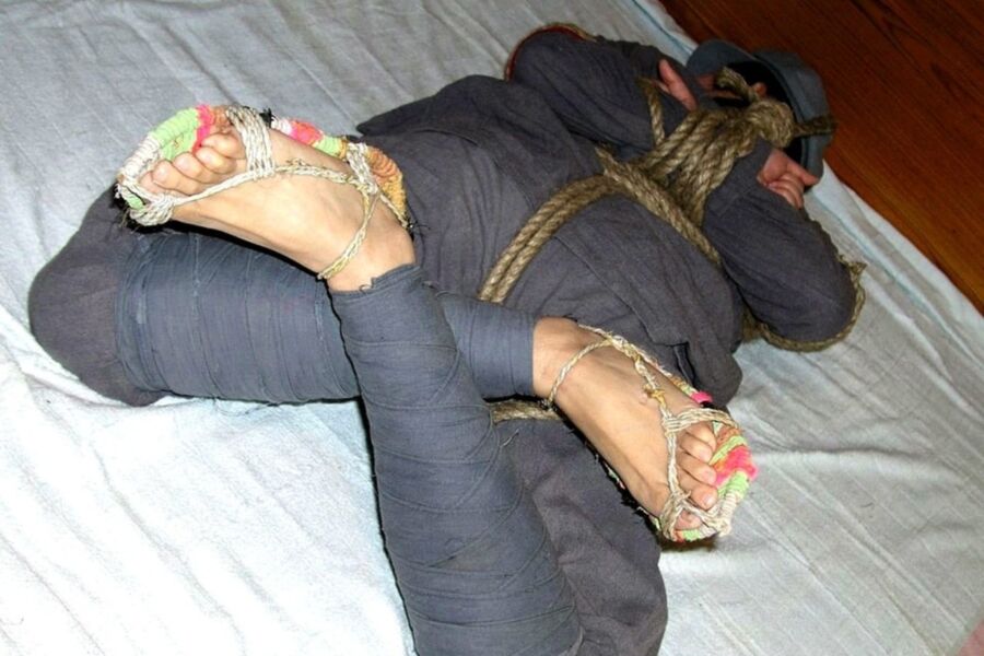Chinese soldier girl tied up with heavy rope 11 of 12 pics