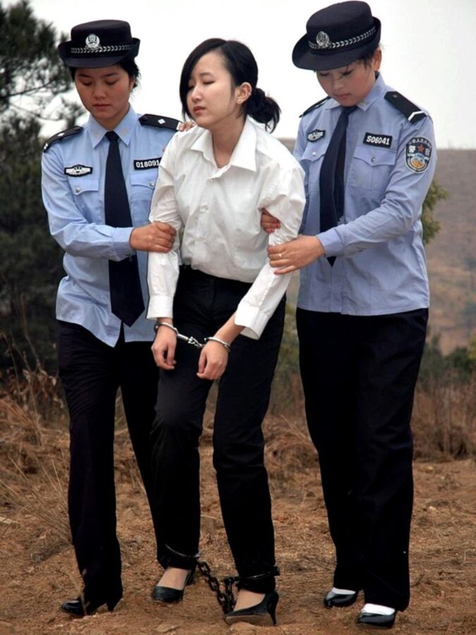 Chinese Policewomen - Criminal Suspects 3 of 120 pics