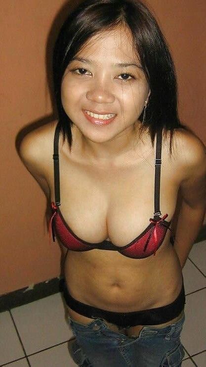 Hot Chinese Teen Showing Great Looking Tits 2 of 14 pics