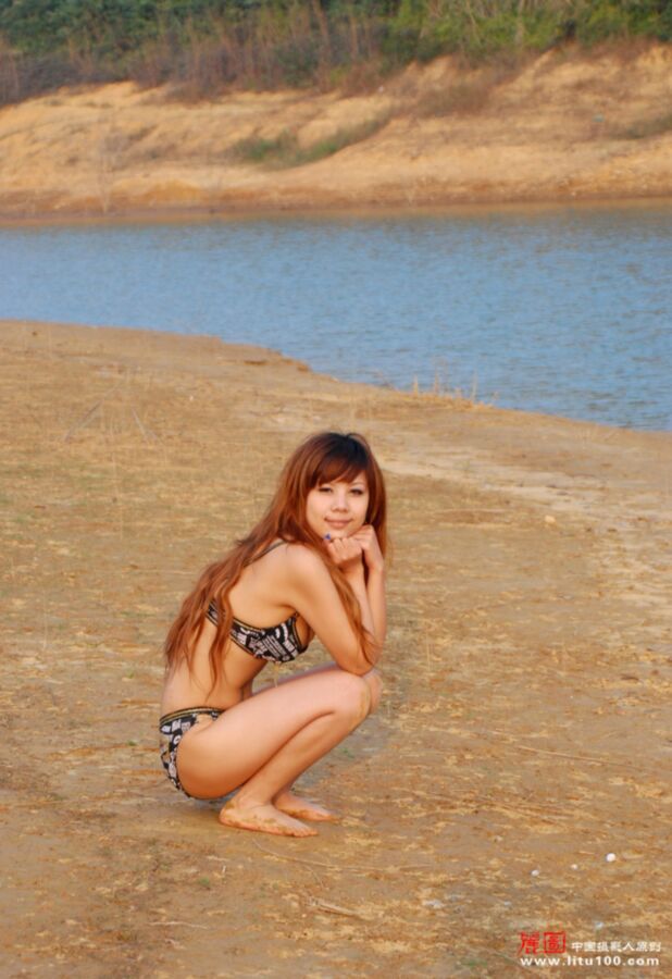 Chinese Beauties - Bai L - Alone on the Beach 4 of 24 pics